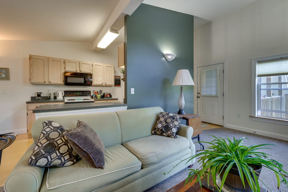 Walk to Downtown Shops, Dining! Recreational Trail Apartment in Saint Albans City
