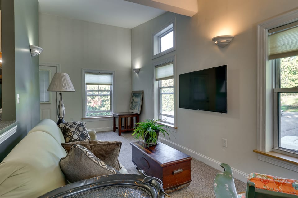 Walk to Downtown Shops, Dining! Recreational Trail Apartment in Saint Albans City