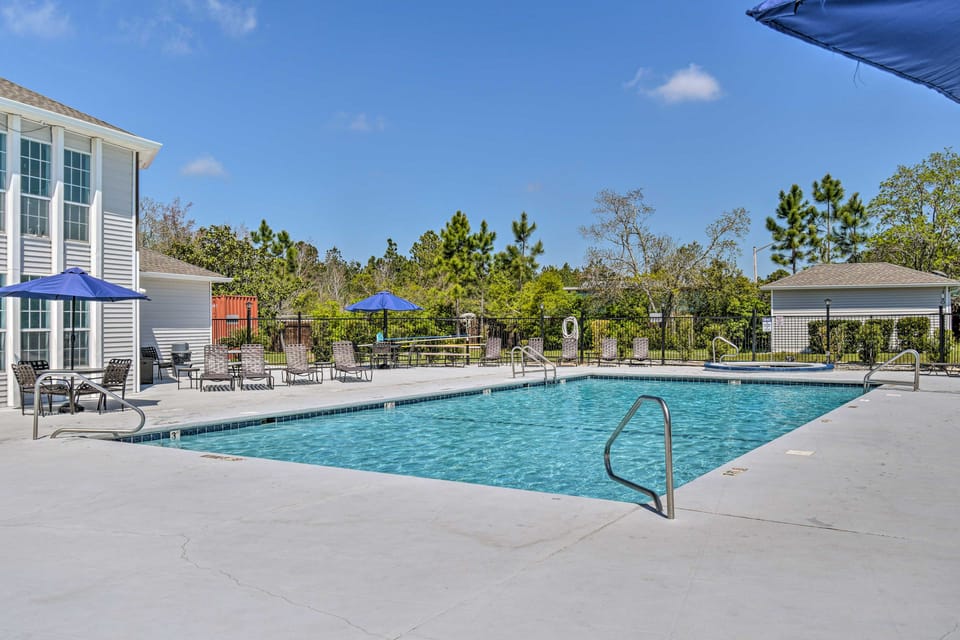 5 Mi to Beach! Gulf Shores Condo w/ Pool & Hot Tub Apartment in Gulf Shores