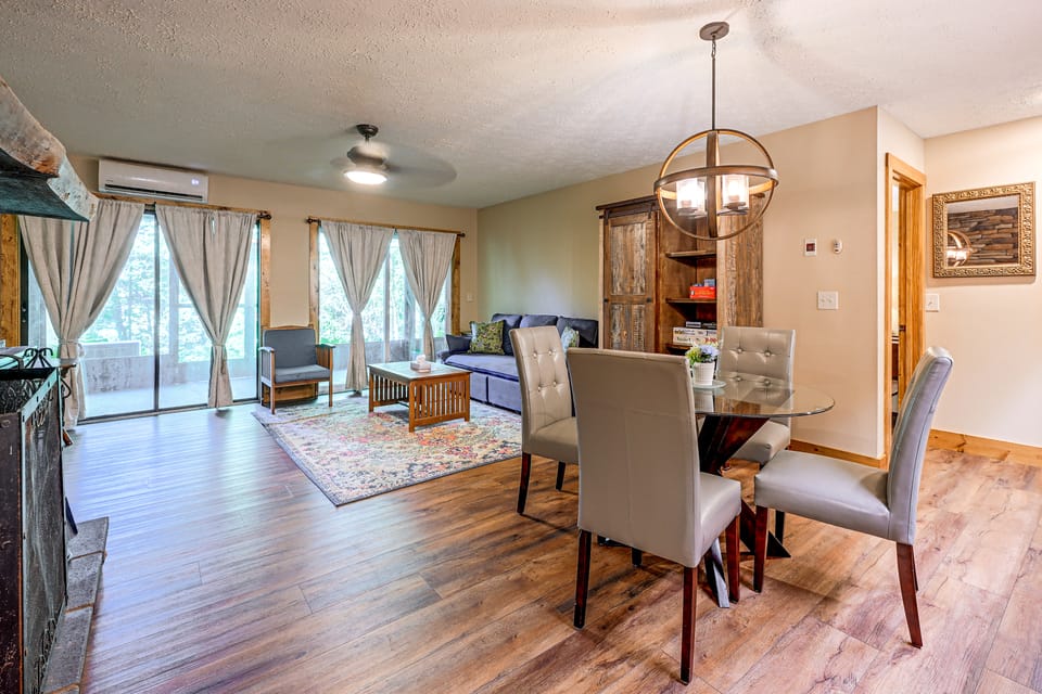 Hilltop Hideaway in Sapphire Near Lake Glenville Apartment in North Carolina