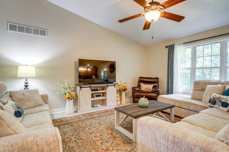 Screened Porch, Fire Pit! Family Home Near K-State House in Manhattan