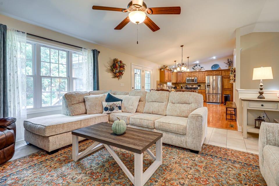 Screened Porch, Fire Pit! Family Home Near K-State House in Manhattan