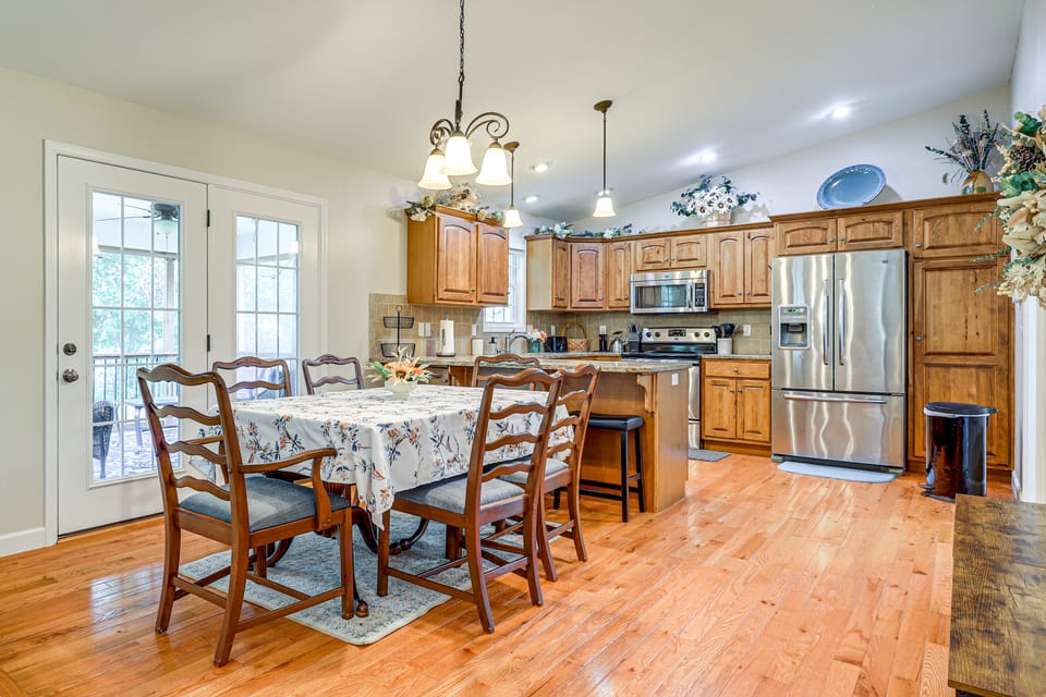 Screened Porch, Fire Pit! Family Home Near K-State House in Manhattan