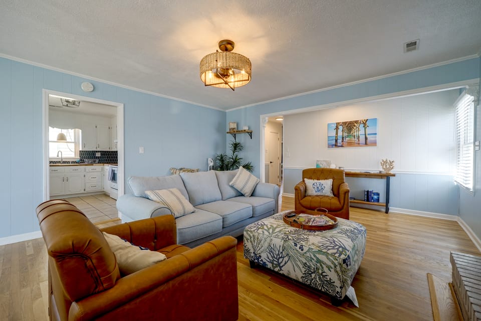 Salty Chateau Home w/ Ocean Views, Surf City Apartment in Surf City