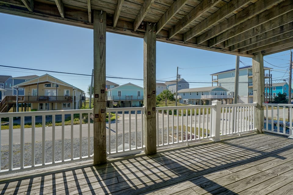 Salty Chateau Home w/ Ocean Views, Surf City Apartment in Surf City