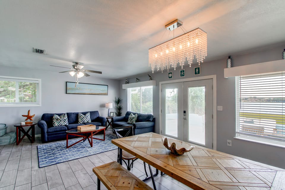 Game Room & Hot Tub! Bayfront Family Gem Apartment in Fort Walton Beach
