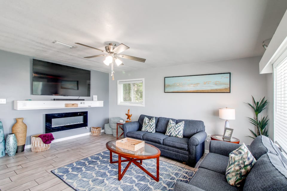 Game Room & Hot Tub! Bayfront Family Gem Apartment in Fort Walton Beach