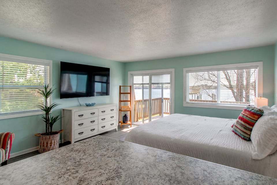 Water Views! Studio w/ Hot Tub & Boat Dock Access Apartment in Fort Walton Beach