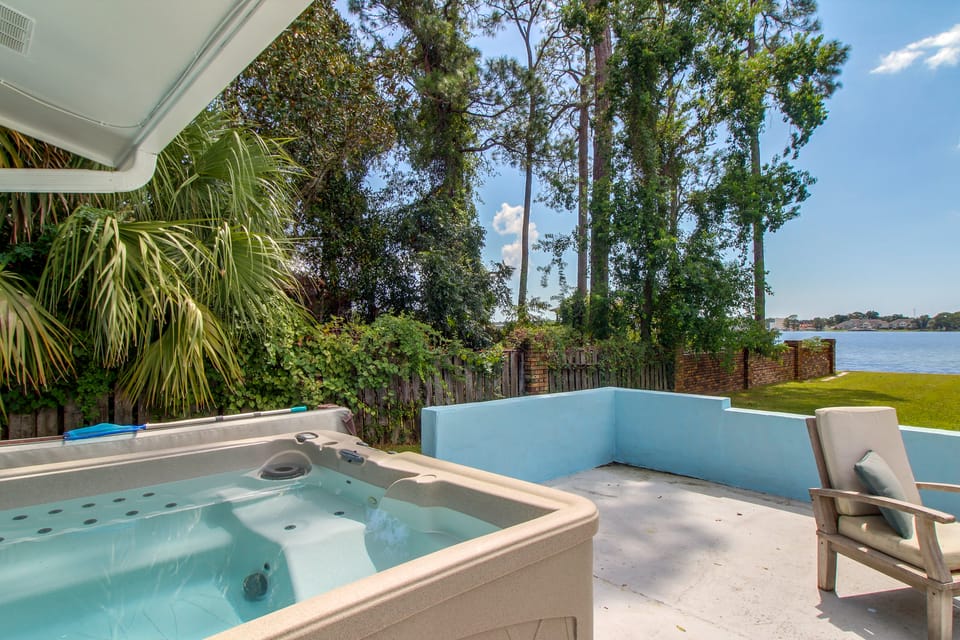 Bayfront Unit w/ Hot Tub & Dock Access! Apartment in Fort Walton Beach
