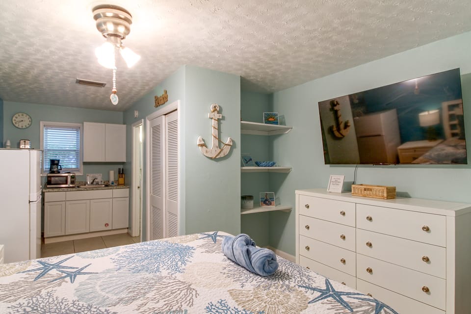 Bayfront Unit w/ Hot Tub & Dock Access! Apartment in Fort Walton Beach