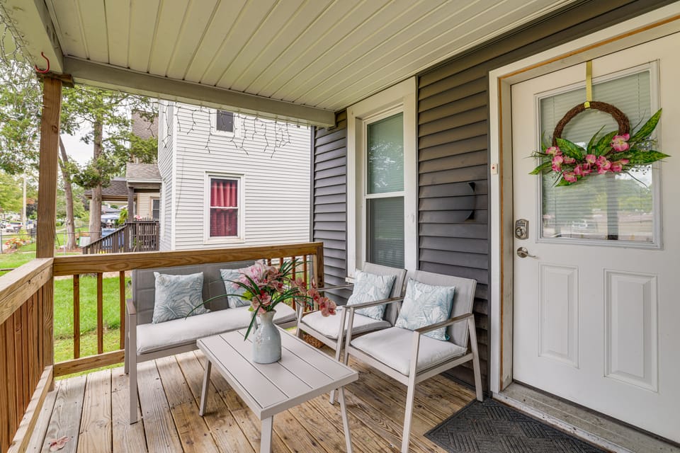 2 Mi to Dtwn! Sleek Home w/ Yard in Grand Rapids House in Kentwood