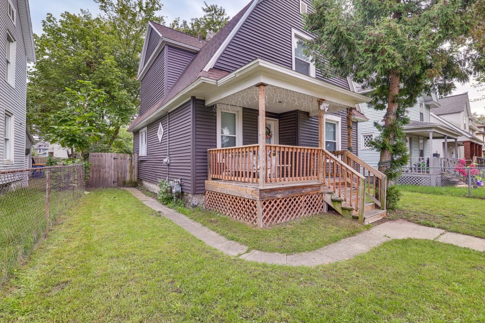 2 Mi to Dtwn! Sleek Home w/ Yard in Grand Rapids House in Kentwood
