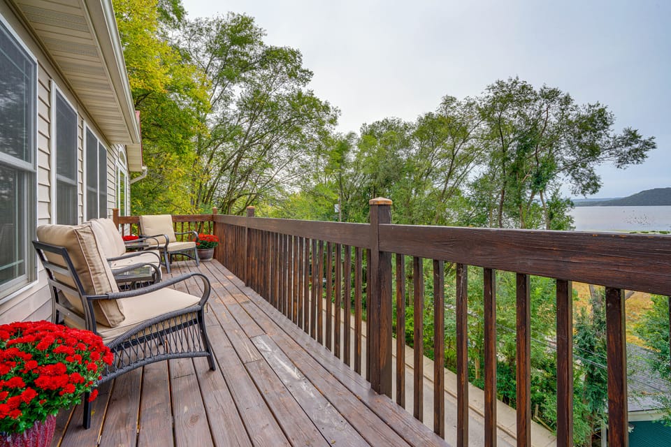 River Views & Gas Fire Table: Maiden Rock Retreat House in Maiden Rock