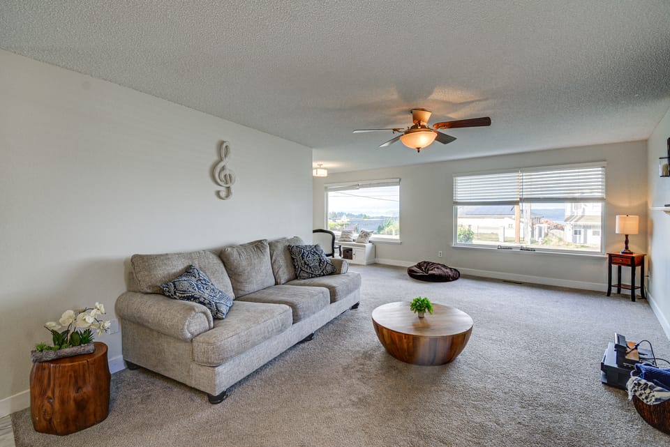 Seasonal Private Pool: Tacoma Home w/ Patio & BBQ! House in University Place