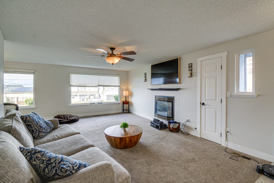 Seasonal Private Pool: Tacoma Home w/ Patio & BBQ! House in University Place