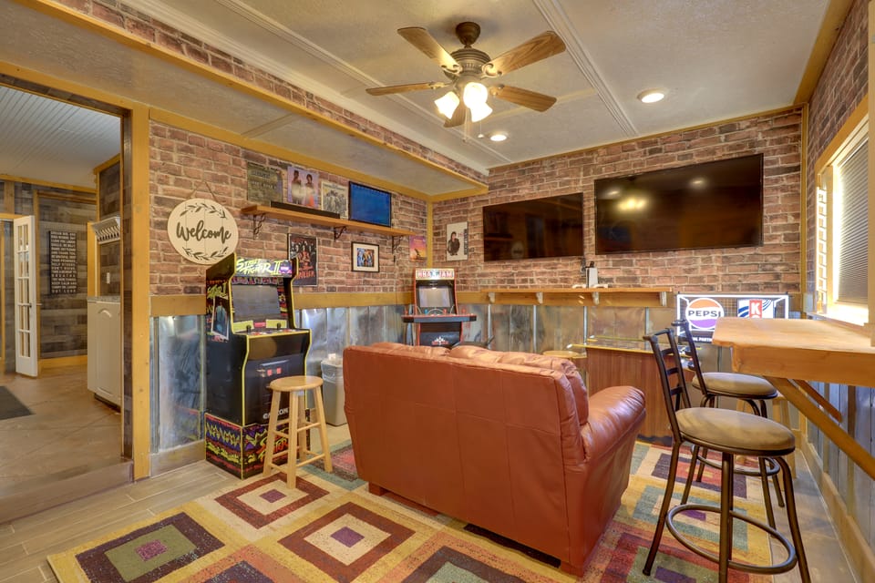 Harbour View - Lake Cabin w/ Game Room & Fire Pit House in Missouri