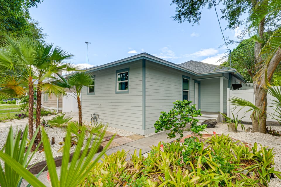 Steps to Dtwn & Riverwalk! Retreat w/ Fenced Yard House in Bradenton