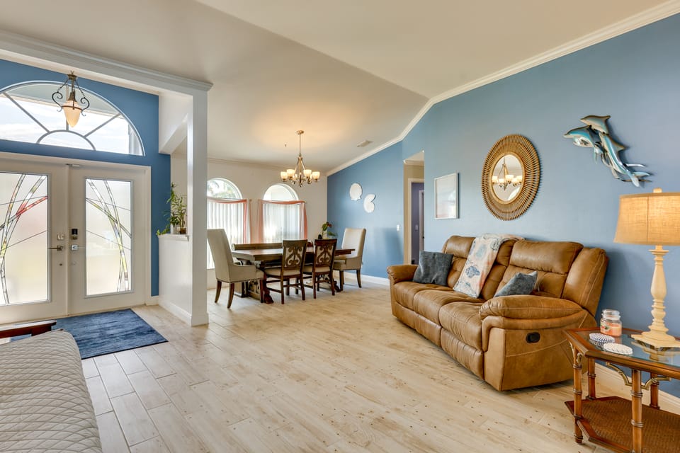 Saltwater Pool & Firepits: Cape Coral Home House in Cape Coral