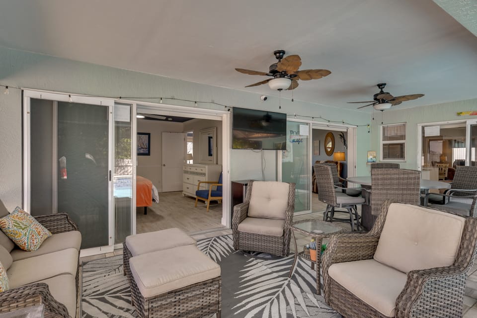 Saltwater Pool & Firepits: Cape Coral Home House in Cape Coral