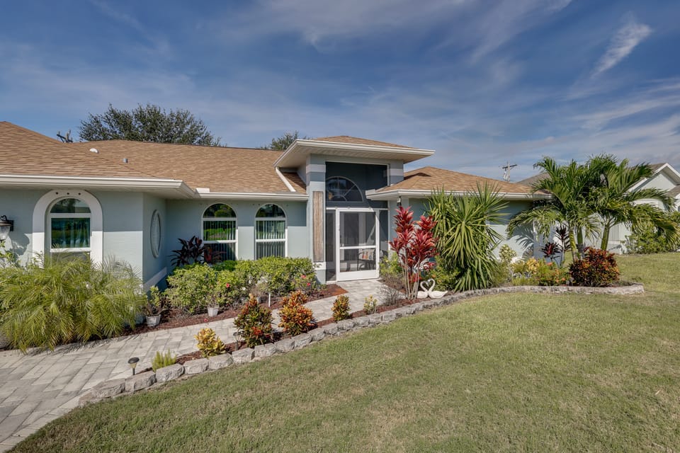 Saltwater Pool & Firepits: Cape Coral Home House in Cape Coral