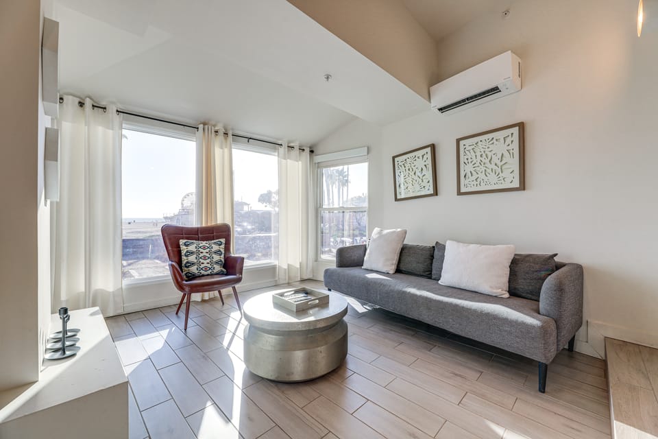 Sun, Surf & Pier Views: Santa Monica Beach Condo! Apartment in Santa Monica