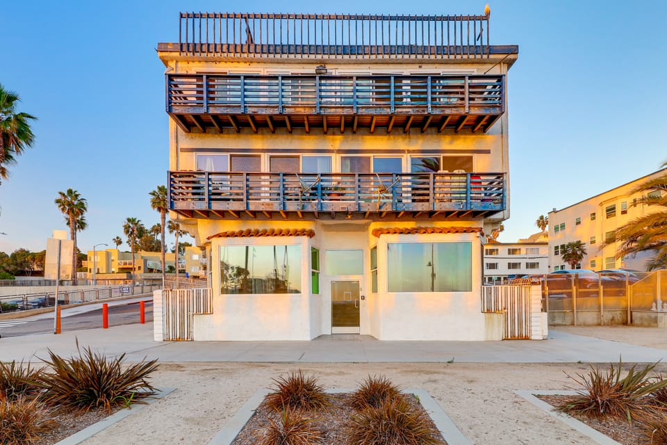 Sun, Surf & Pier Views: Santa Monica Beach Condo! Apartment in Santa Monica