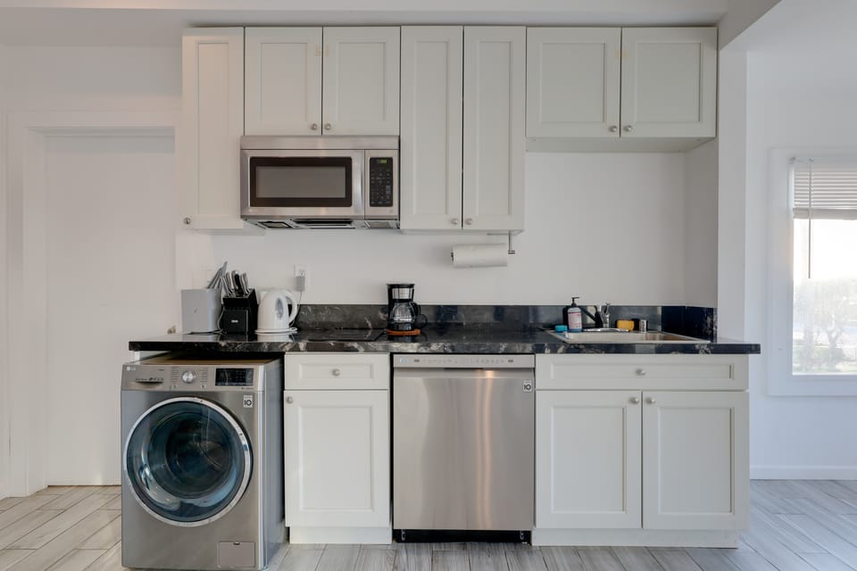 Steps to Boardwalk! Sunny Santa Monica Studio Apartment in Santa Monica
