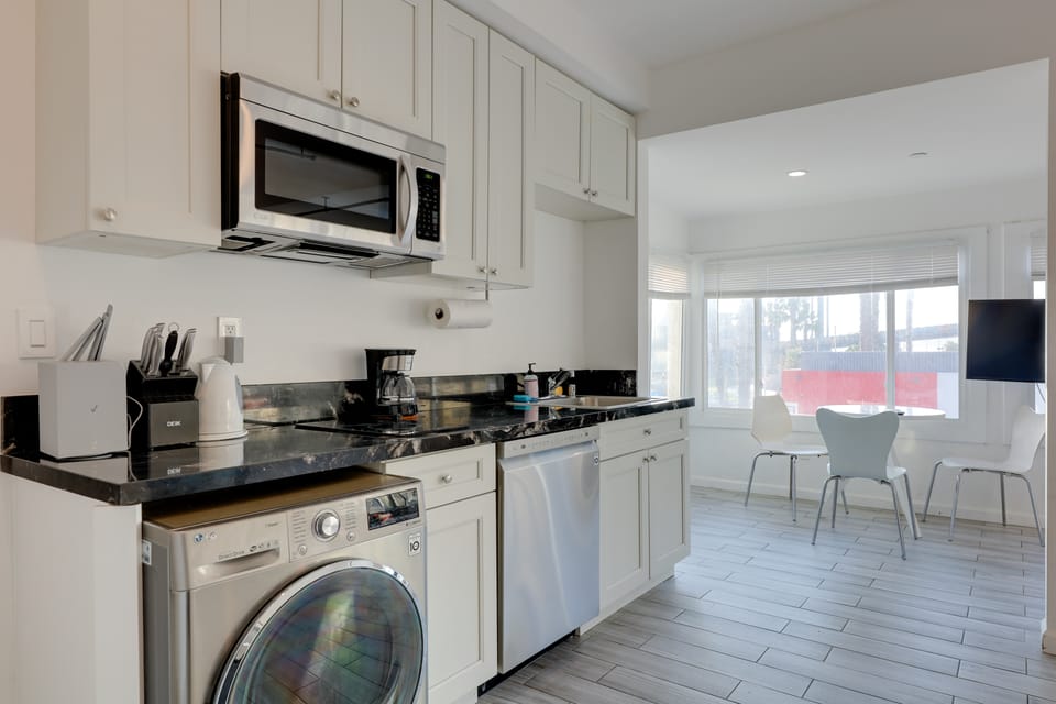 Steps to Boardwalk! Sunny Santa Monica Studio Apartment in Santa Monica