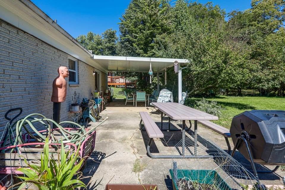 Dayton Area Extended Stay w/ Half-Acre Garden House in Dayton