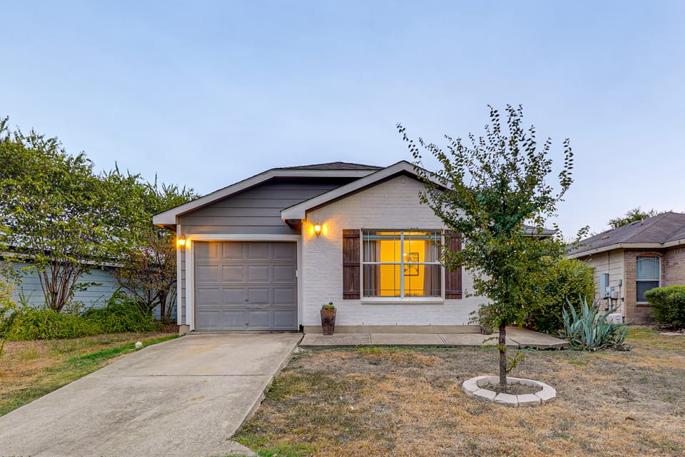 Easy Airport Access! Austin Home w/ Patio House in Montopolis