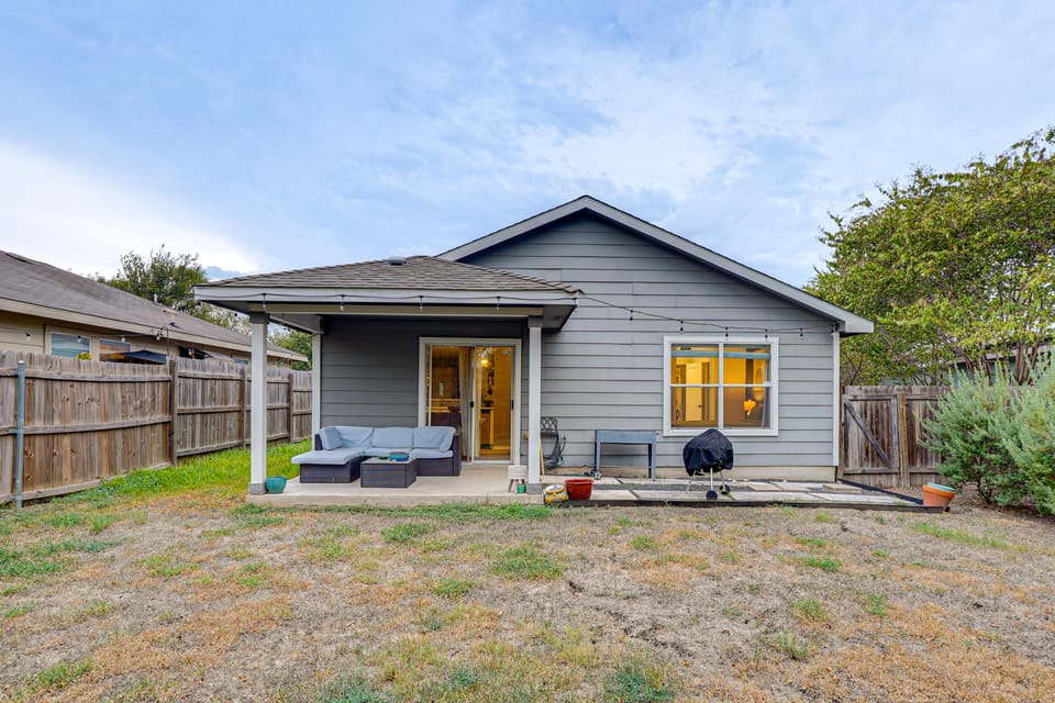 Easy Airport Access! Austin Home w/ Patio House in Montopolis