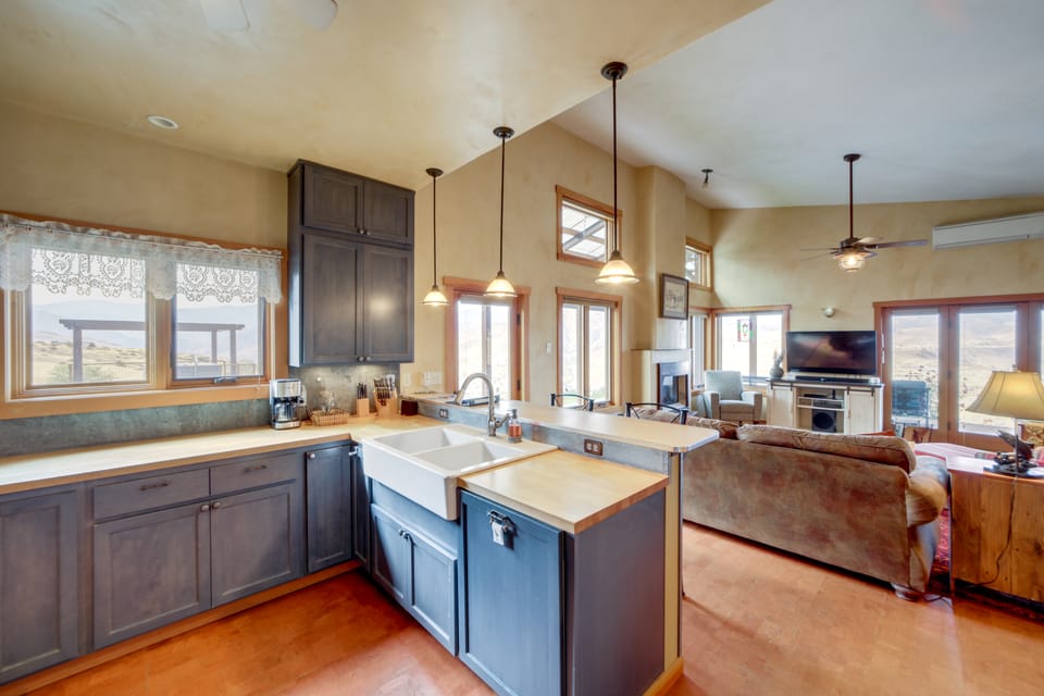 40-Acre Methow Valley Home w/ Horse Boarding House in Washington
