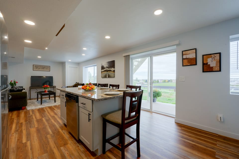 Near Cherry Creek Reservoir & DTC! Inviting Unit Apartment in Centennial
