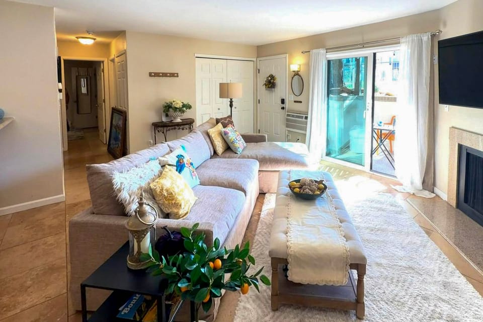 Flatiron Views, Pool Access! Boulder Extended Stay Apartment in Boulder