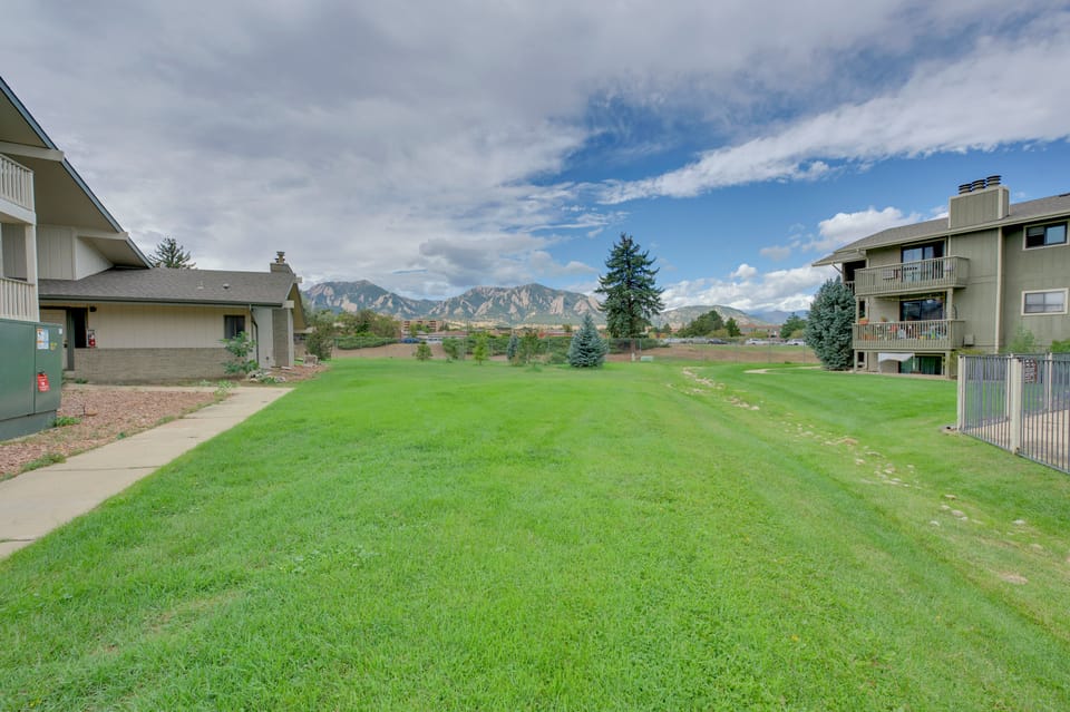 Flatiron Views, Pool Access! Boulder Extended Stay Apartment in Boulder