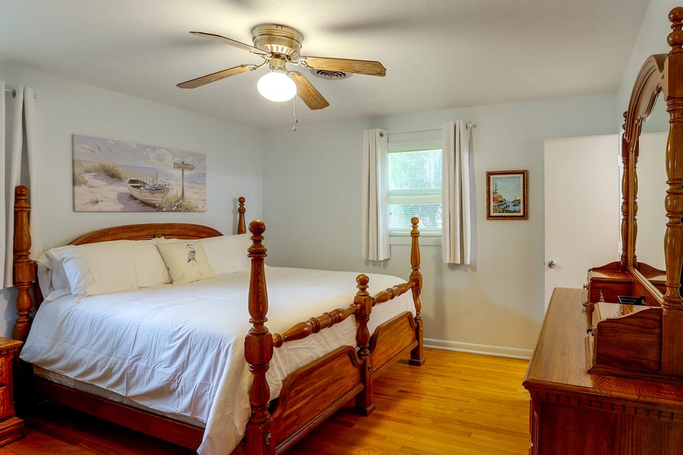 Dog Friendly & Vintage Vibe! 13 Mi to St Simons House in Dock Junction