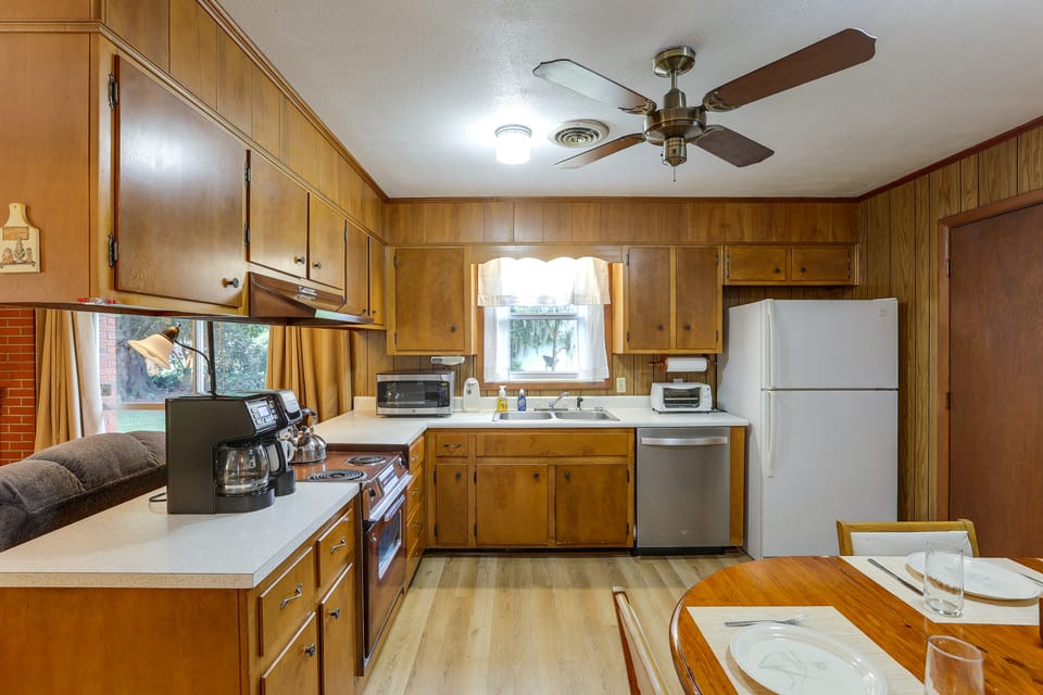 Dog Friendly & Vintage Vibe! 13 Mi to St Simons House in Dock Junction