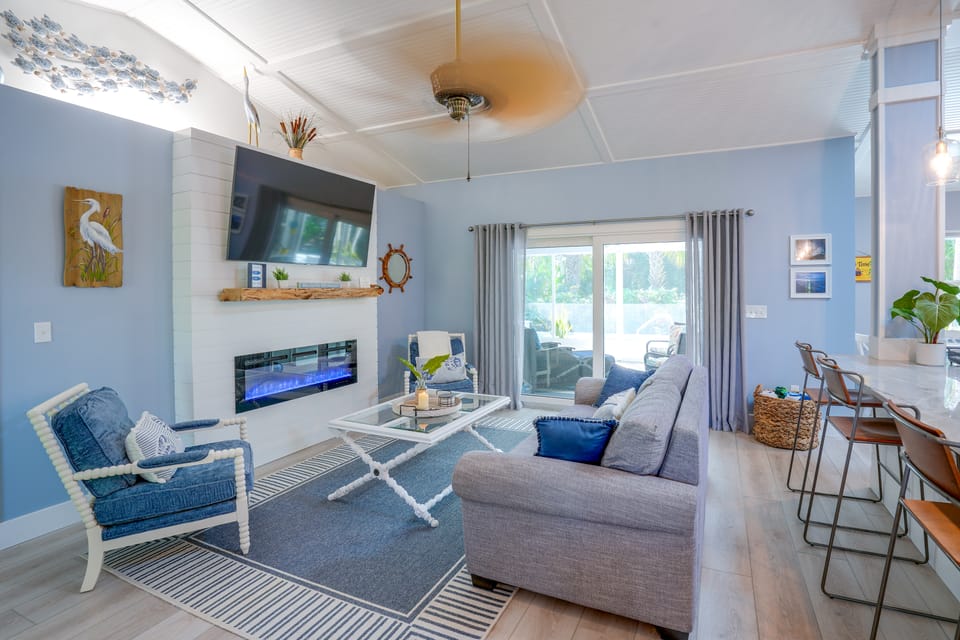 4 minute walk to Private Beach Plus a Private Pool House in Indian River