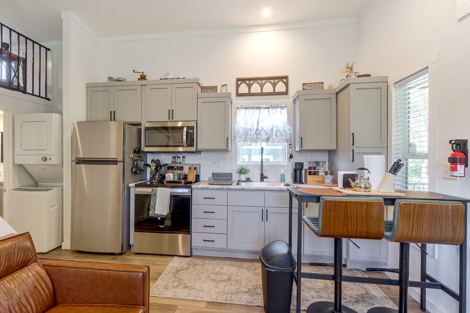 Screened Porch w/ Fireplace! Copperhill Tiny Home House in Tennessee
