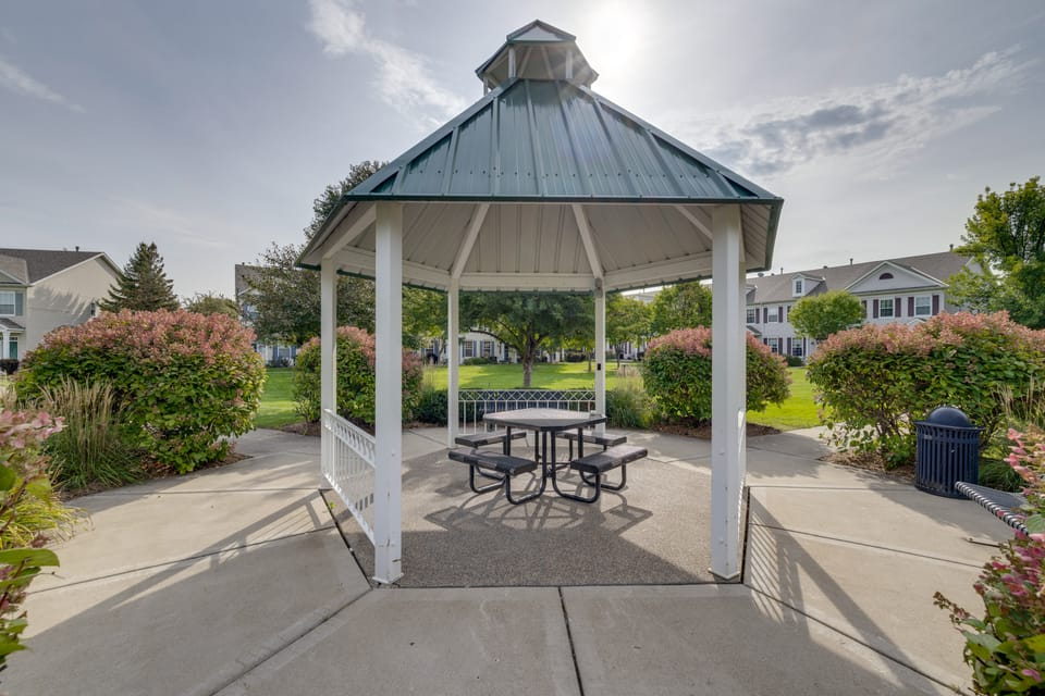 Shakopee Townhome Near Valleyfair & Mystic Lake Apartment in Shakopee