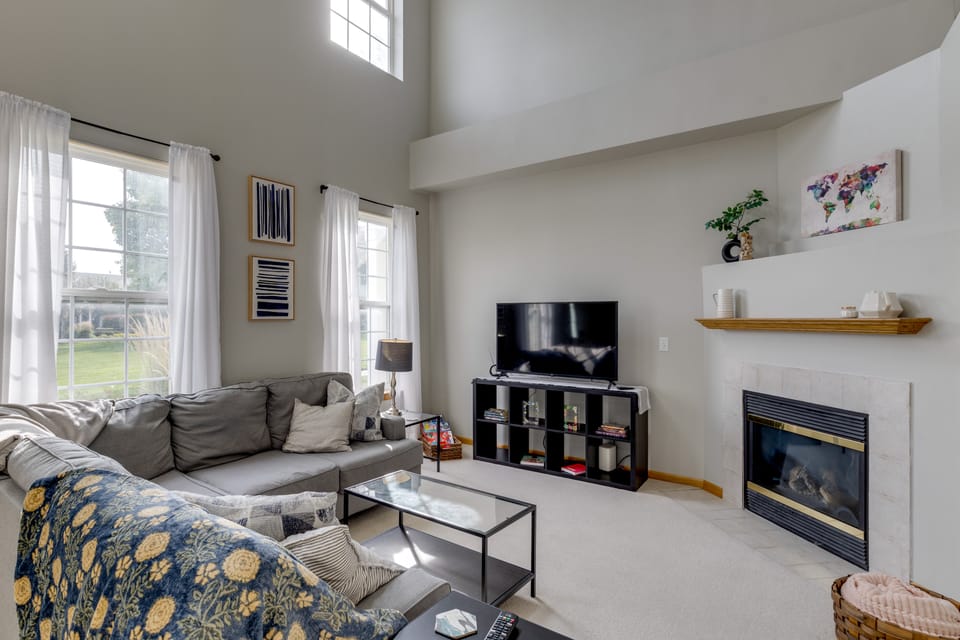 Shakopee Townhome Near Valleyfair & Mystic Lake Apartment in Shakopee