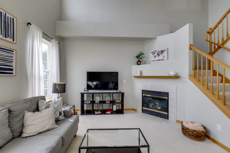 Shakopee Townhome Near Valleyfair & Mystic Lake Apartment in Shakopee