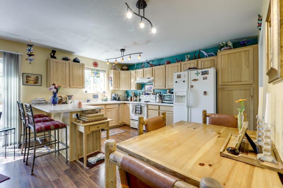 Creekside New Castle Townhome w/ Scenic Deck Apartment in New Castle