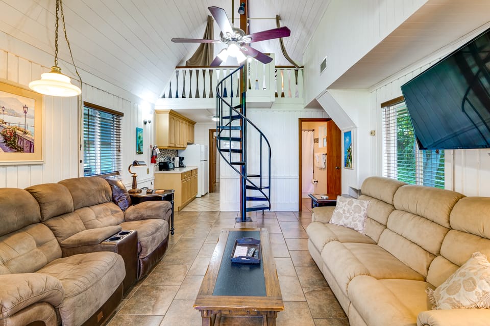 Swing, Swim & Play: 'Lazy Daze' w/ Pool Access House in Clermont