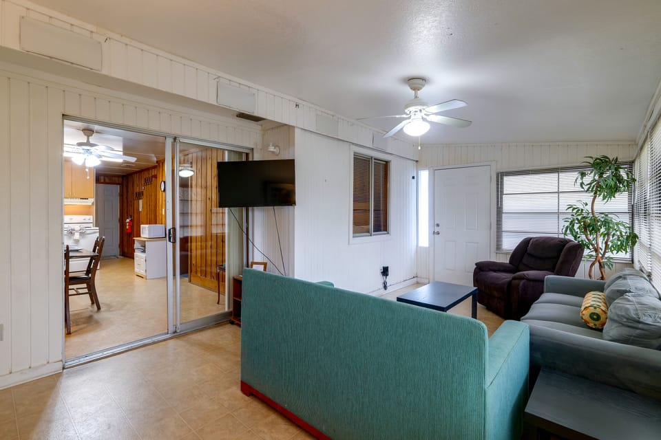 Barefoot Getaway: Pool + Lake, 14 Mi to Disney Apartment in Clermont