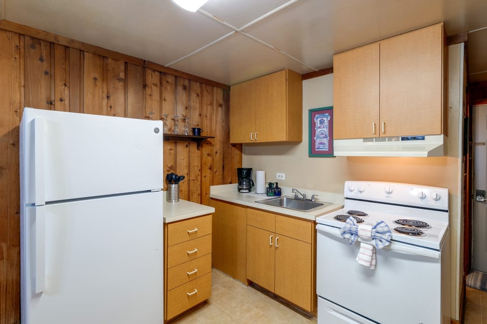 Barefoot Getaway: Pool + Lake, 14 Mi to Disney Apartment in Clermont