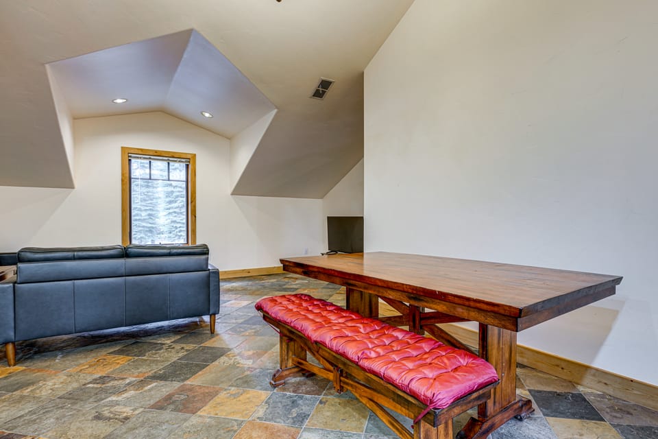 Retreat 7 Mi to Northstar Skiing! Easy I-80 Access Apartment in Truckee