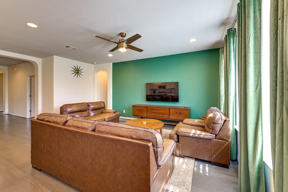 Fenced Yard & Playset | Near SA Airport & Parks House in San Antonio