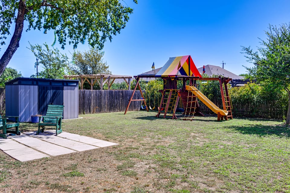 Fenced Yard & Playset | Near SA Airport & Parks House in San Antonio
