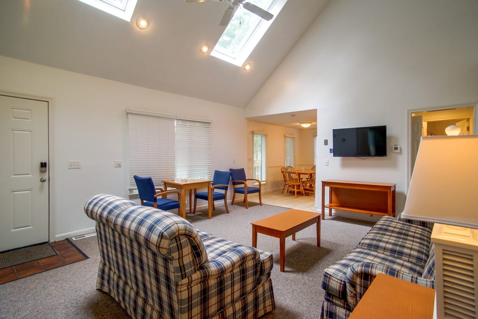 Retreat 2 Mi to Cape Cod Beaches! Bring Your Pets House in New Seabury